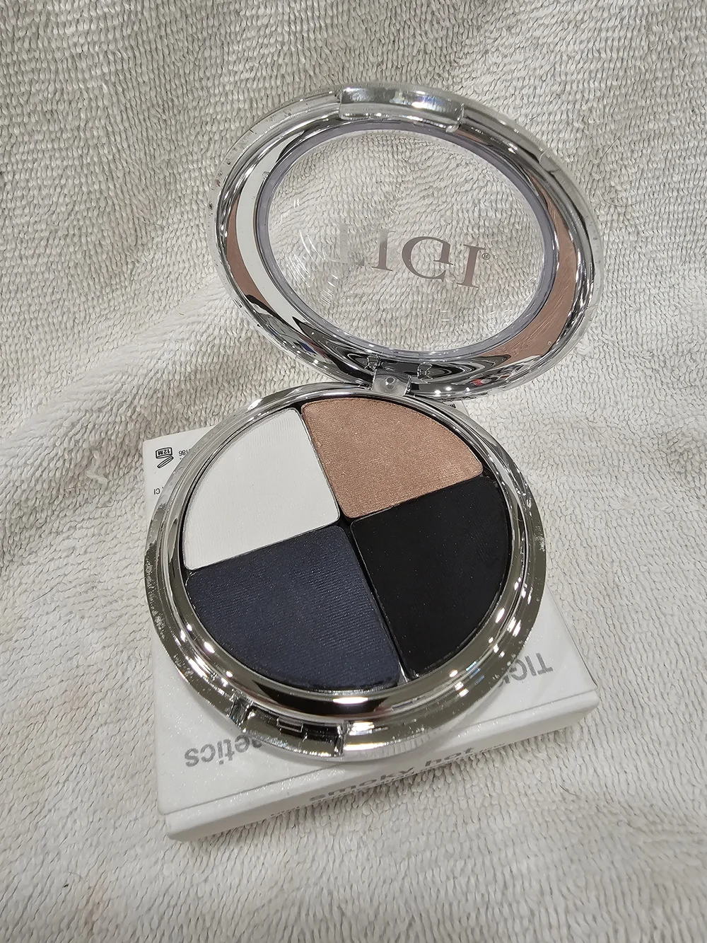 TIGI 4-Color Eyeshadow Palette Smoky Hot— White, Bronze, Navy, Black